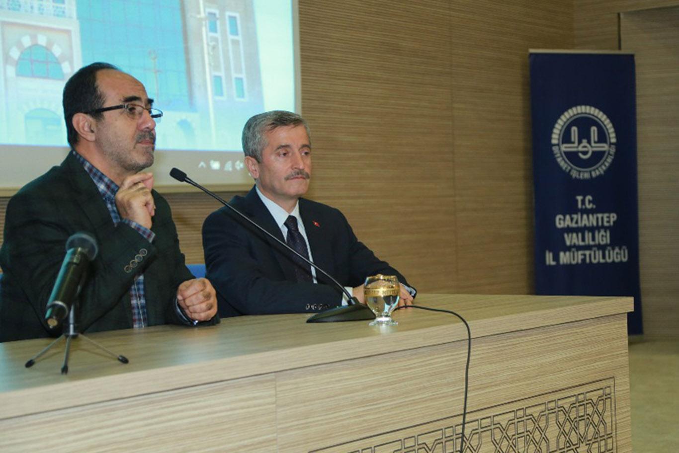 Siyer Sınavı'nda dereceye giren öğrencilere umre semineri verildi Siyer Sınavı'nda dereceye giren öğrencilere umre semineri verildi